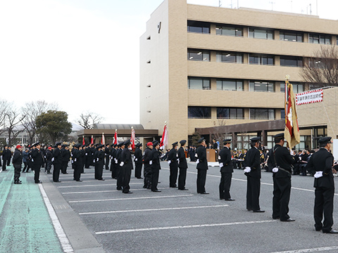 整列する日高市消防団員
