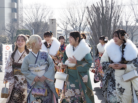式典会場に向かう振袖姿の女性たち