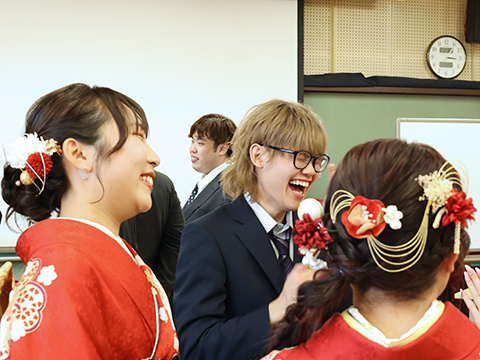 笑いながら話している男女