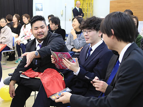 座りながら談笑している男性たち