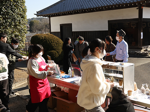 食品を販売する埼玉女子短期大学生たち