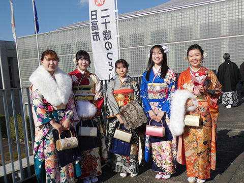 振袖姿で記念撮影をする女性たち