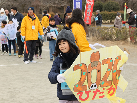 たこを持って会場内を歩いている女の子