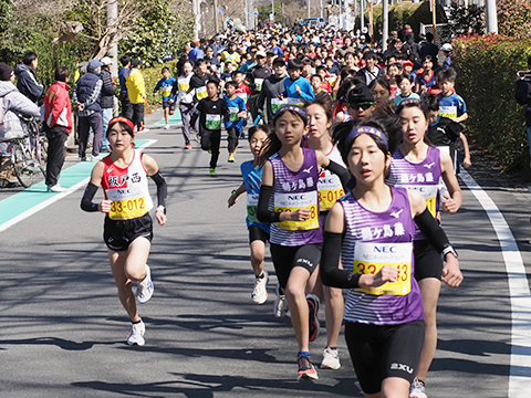 カーブに差し掛かるランナーの集団