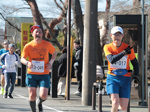 息を切らしながら走るランナーたち
