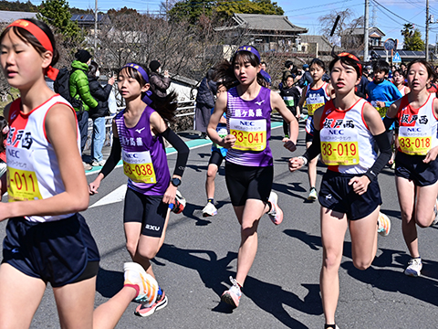 一生懸命走る学生ランナーの皆さん