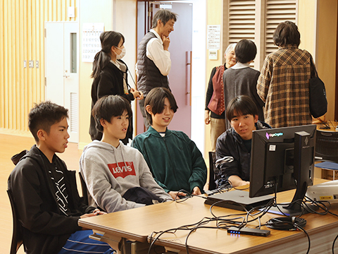 テレビゲームをしている子どもたち