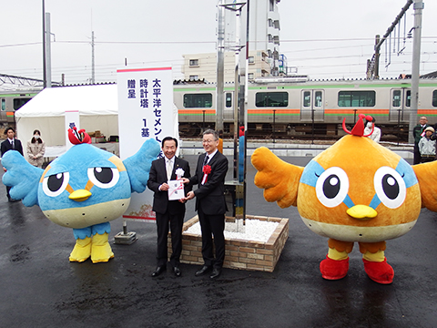 太平洋セメント株式会社より時計塔を贈呈いただく場面