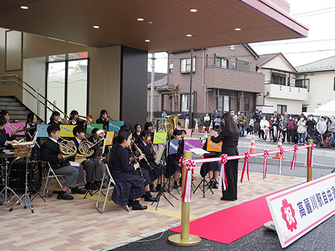 オープニング演奏をしている高麗川中学校吹奏楽部