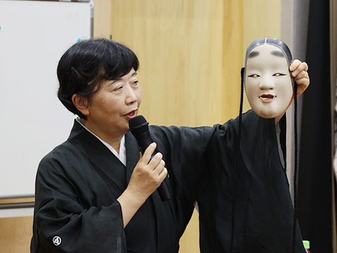能の面を持ちながら講義をする能楽師の先生